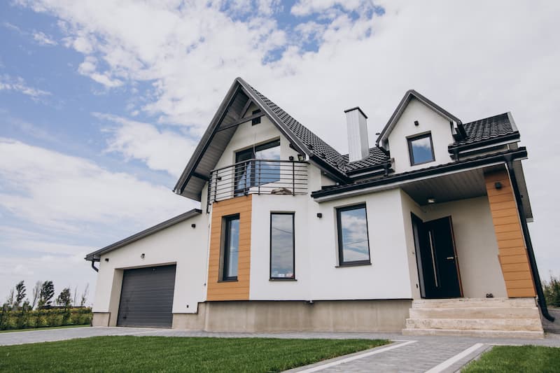 Maison contemporaine avec fenêtres modernes